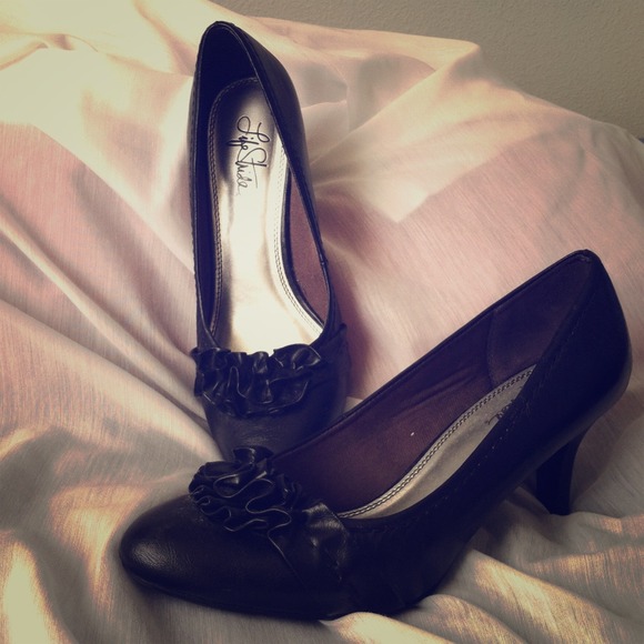 Black pumps