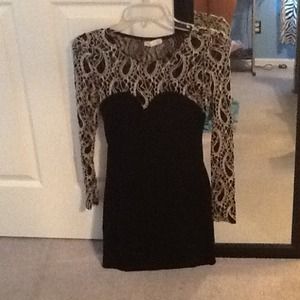 Black party dress fitted to body with lace sleeves
