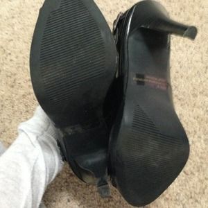 Patent peep toe heel