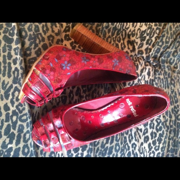 Red heels with blue flowers - Picture 1 of 4
