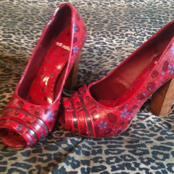 Red heels with blue flowers - Picture 2 of 4