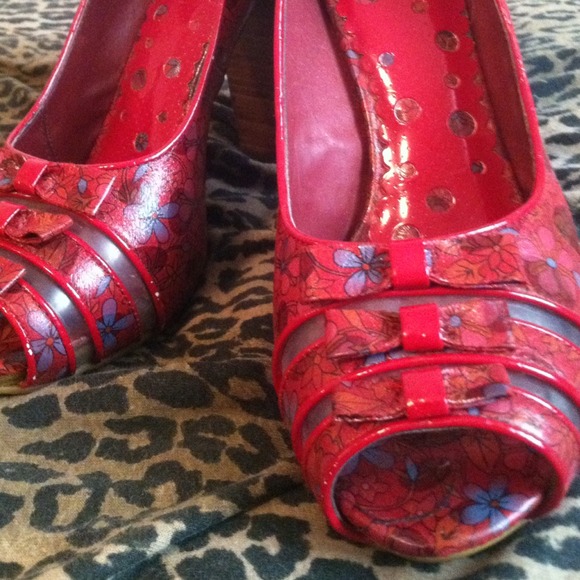 Red heels with blue flowers - Picture 4 of 4