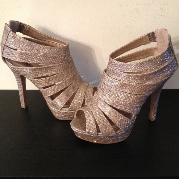 Shoes - Gold sparkle heels