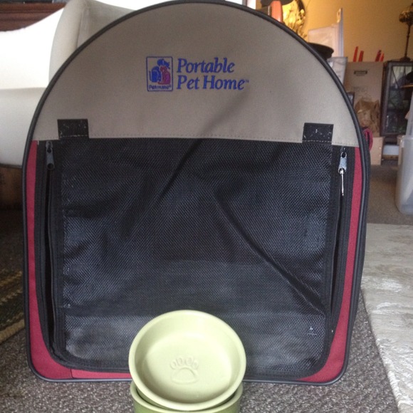 Petmate pet home, great for camping, traveling. - Picture 1 of 4