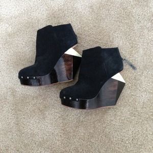 Finsk avant garde cut out wedge boot heels 6