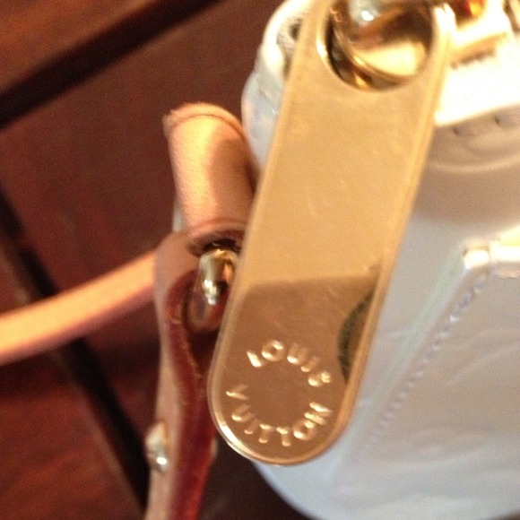 Louis Vuitton Vernis cream monogram crossbody bag - Picture 2 of 4