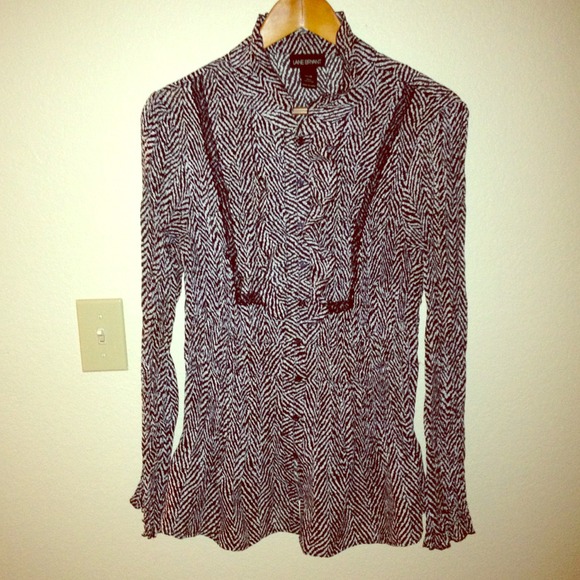 Beautiful black & white ruffled blouse