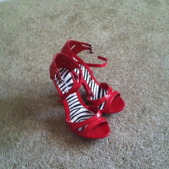 Size 5.5 Qupid red heels