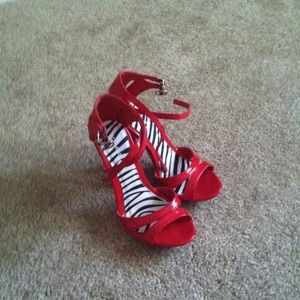 Size 5.5 Qupid red heels