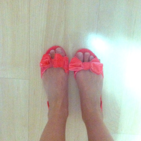 Super cute coral sandals with a bow