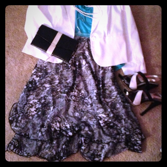 ❌SOLD❌Black and White Floral Skirt