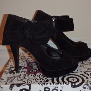 Black mary jane heels
