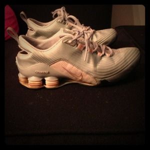 Size 6 nike shox