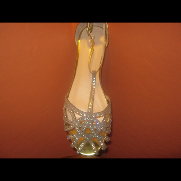 Color pewter cut style shoe with rhinestones.