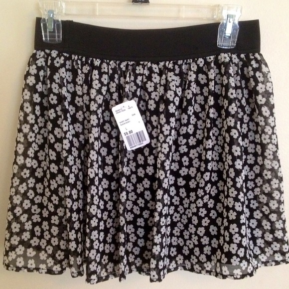 ❌SOLD❌ NWT Black/White Daisy Skirt