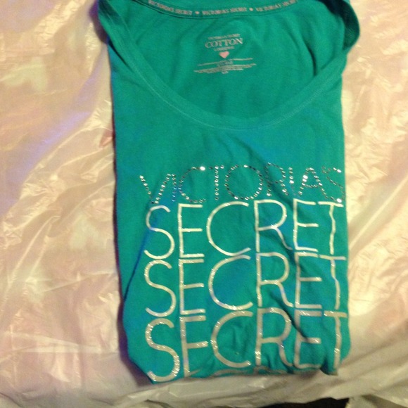 TRADE BUNDLE VS SLEEP SHIRT& MK GRAY SHIRT