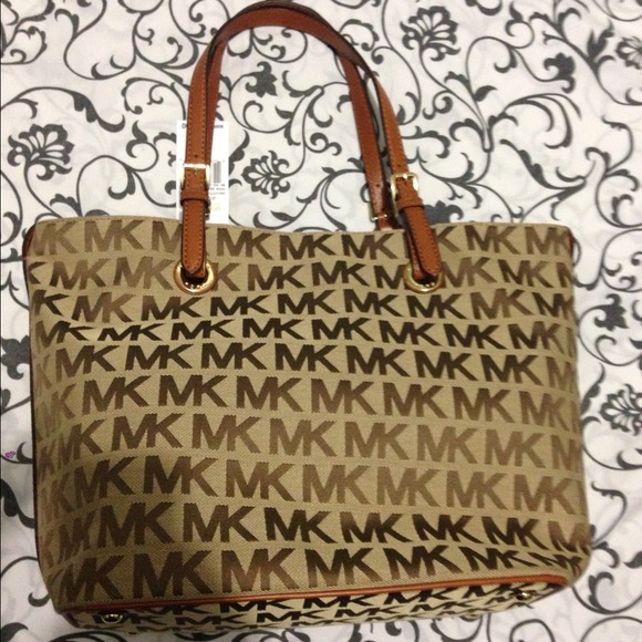 ✅Sold✅👍New authentic Michael kors!! - Picture 1 of 4