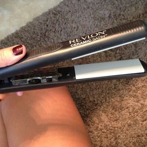 Revolt ceramic satin flat iron👍