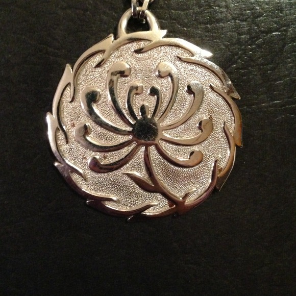 Silver pendant necklace