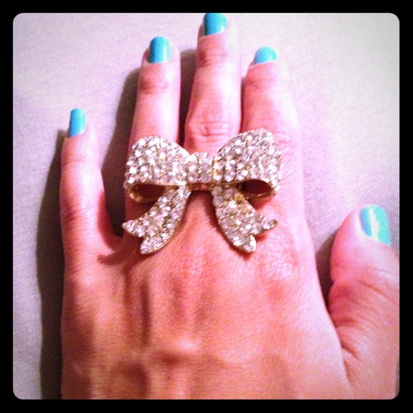 Adorable bow ring