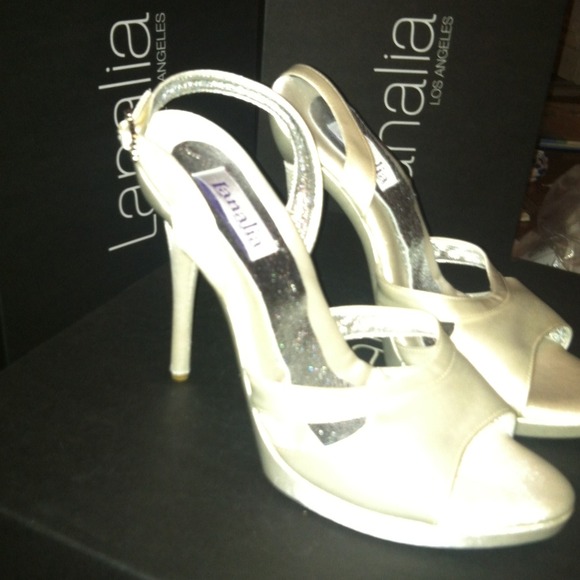 Off white Sz7 bridal shoes