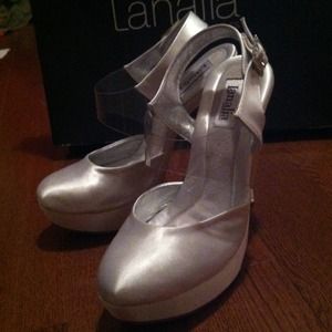 Bono Sz7 white satin bridal shoes with clear strap