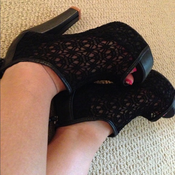 ♥ SALE ♥ Gorgeous black lace ankle booties - Picture 3 of 4
