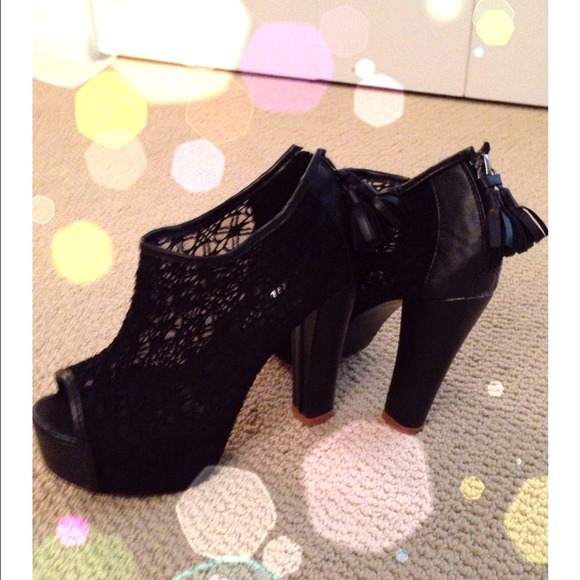 ♥ SALE ♥ Gorgeous black lace ankle booties - Picture 2 of 4