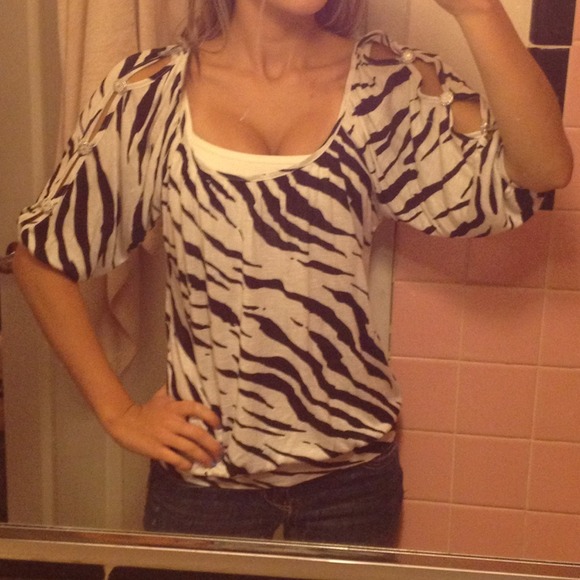 ✨REDUCED✨ Top from Love Culture - Picture 2 of 4