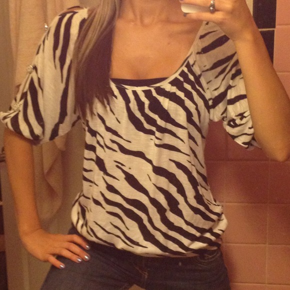 ✨REDUCED✨ Top from Love Culture - Picture 3 of 4