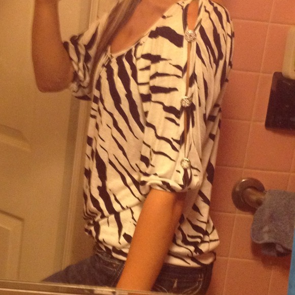 ✨REDUCED✨ Top from Love Culture - Picture 4 of 4