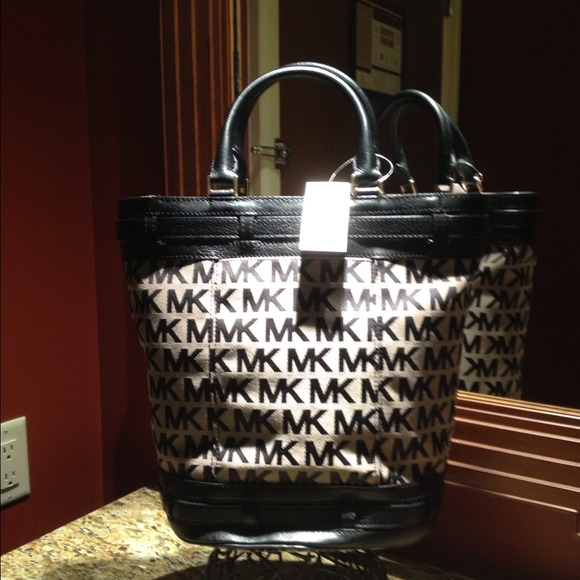 ☀️SOLD☀️ Michael Kors Kingsbury Med. Tote Bag - Picture 3 of 3