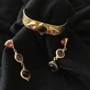 Gorgeous bracelet with earrings. Must have