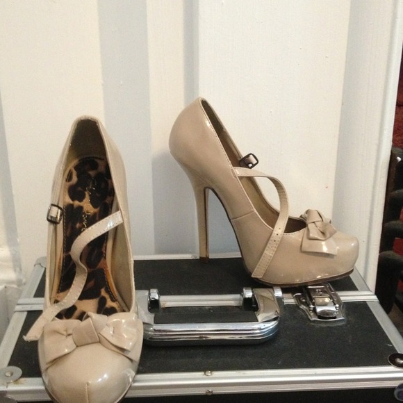 Nude platform pumps with bow