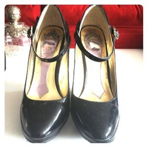 *SOLD!* Halé Bob black wedges