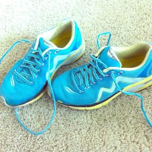 SOLD IN BUNDLE!! Bright baby blue Karhu run/cross
