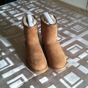 tan ugg's..