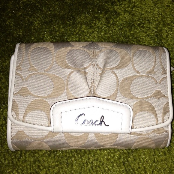 🚫🚫SOLD🚫🚫Coach cream medium wallet