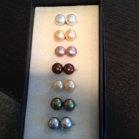 Button Pearl earrings