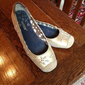 Adorable Gold Flats with Ribbon Detailing