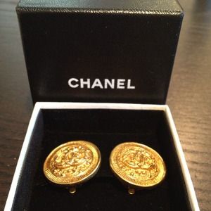 AUTHENTIC Chanel vintage clip on earrings