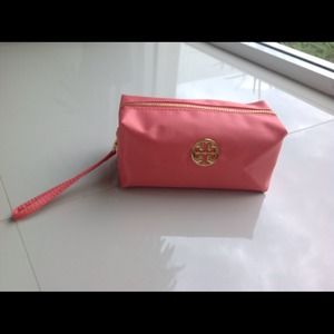 B U N D L E. ****Wristlet****Clutch****Tote****