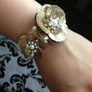 Gold flower pearl bracelet