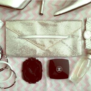 💕💕Trade @Minablack Victoria's Secret clutch