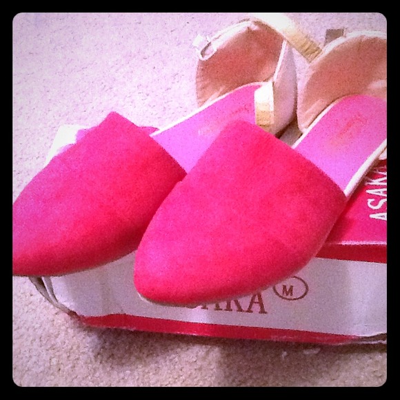 Girls shoes Size 7. Didn't fit me well.