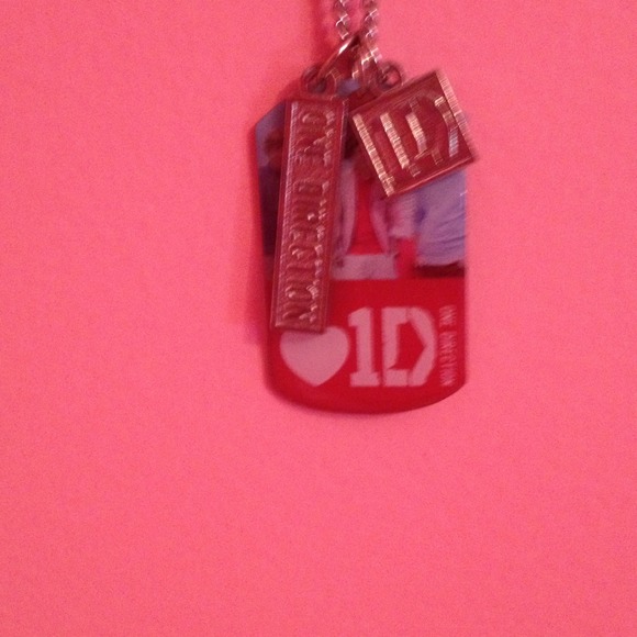 Very cute one direction necklace - Picture 1 of 3