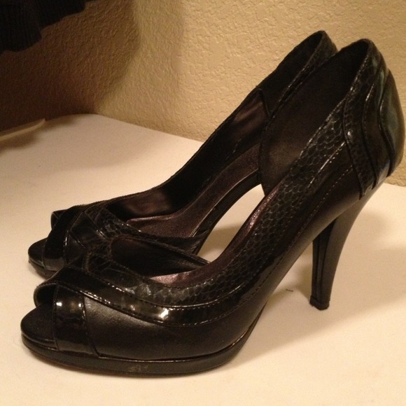 Black high heels with black snakeskin details