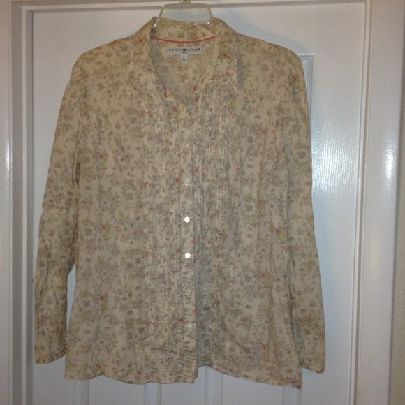 Selling in bundle Off white  floral pleated Tommy