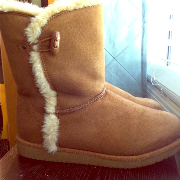 Similar to bailey button Uggs! Size 6.5 worn once!