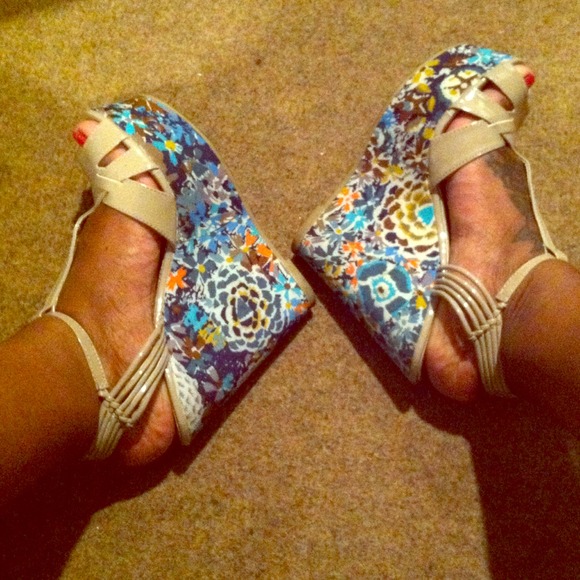 Bundles Floral wedge sandal 🌸🌷🌺🌹
